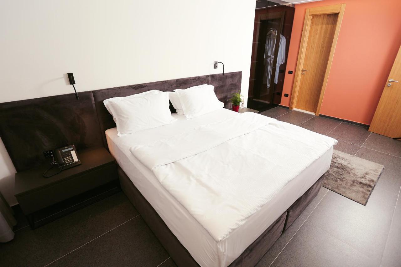 Hotel 12 Gjakova Extérieur photo